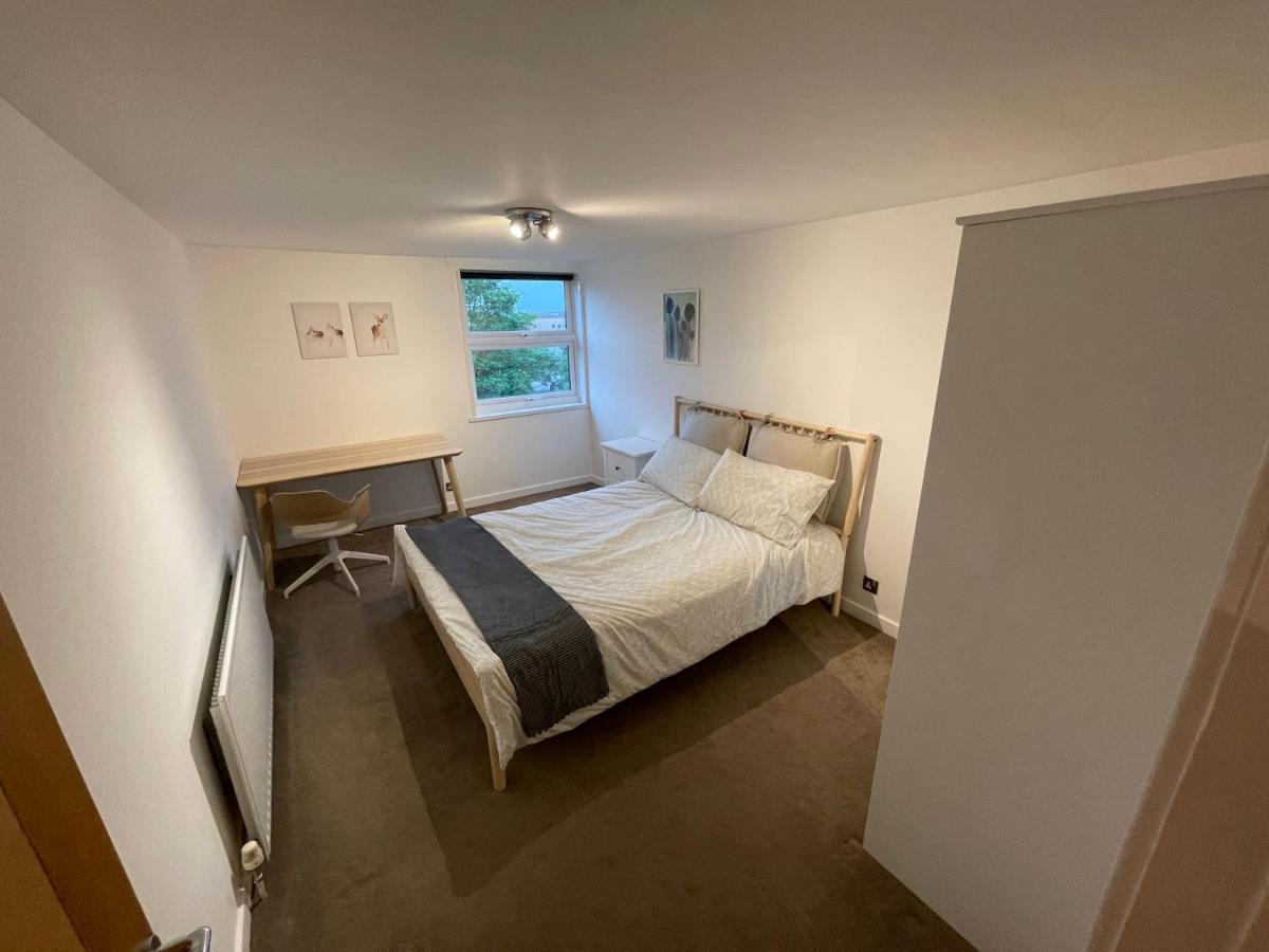 Spacious 2-Bedroom Flat Near Surbiton Station Exteriör bild