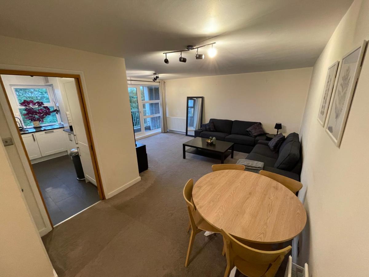 Spacious 2-Bedroom Flat Near Surbiton Station Exteriör bild