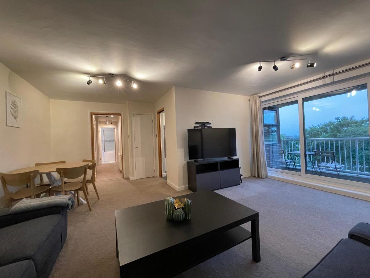 Spacious 2-Bedroom Flat Near Surbiton Station Exteriör bild