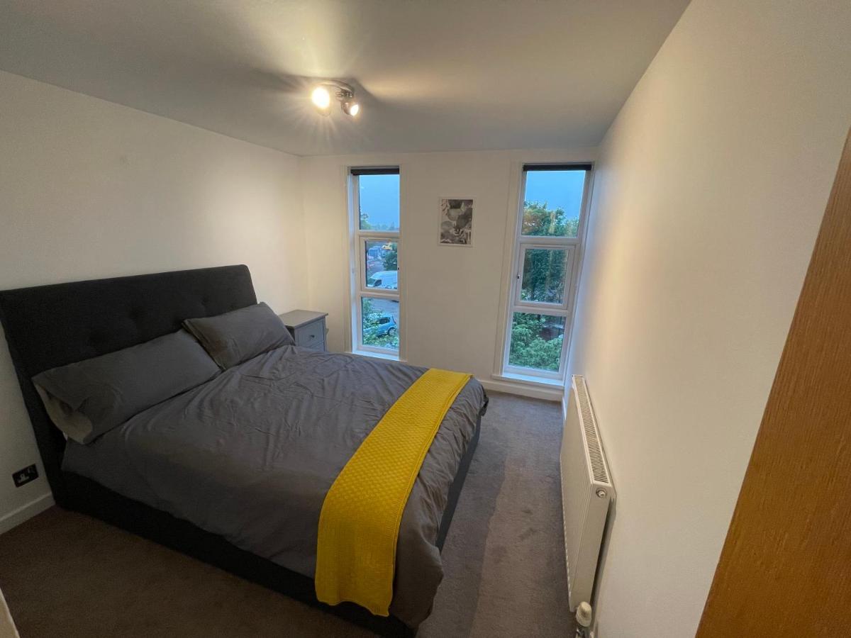 Spacious 2-Bedroom Flat Near Surbiton Station Exteriör bild